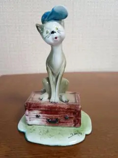 スーツケースの上に座る猫の置物 陶器 イタリア製