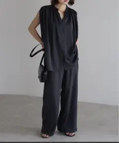 Bonjour sagan マットサテンノースリブラウス×パンツセットアップ