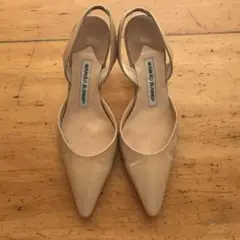 マノロブラニク バックストラップパンプス