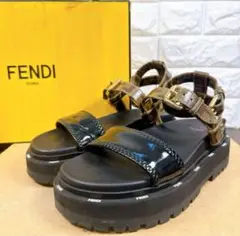 フェンディ　FENDI　　グロッシーブラック ネオプレーンサンダル ズッカ柄