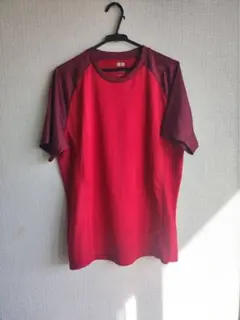 赤いラグランTシャツ