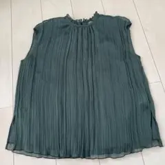 ノースリーブシャツ グリーン プリーツデザイン