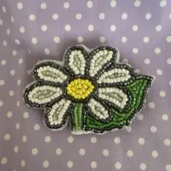 ビーズ刺繍 マーガレット　花モチーフ ブローチ