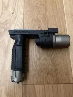 中古激レアSUREFIRE M900Aレッド フォアグリップウェポンライト 旧型 SUREFIRE] MODEL M900 ヴァーティカルフォアグリップ ターボ
