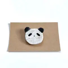 かわいいパンダのブローチA 照れた顔が可愛い　カジュアルファッションに！陶器