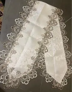 花柄のレースエッジが美しいテーブルセンター。 180cm x 40cm