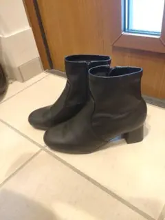 黒レザー ジッパー付きブーティ