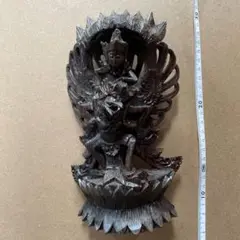 ヒンドゥー教の神鳥であるガルーダの像