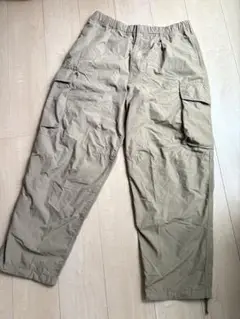 UNIQLO ワイドフィットパラシュートカーゴパンツ　ベージュ