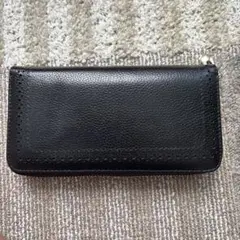 黒の穴あき装飾長財布