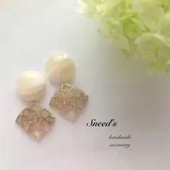 ▪スクエア透かしチャーム×クリームマーブルカボションピアス/イヤリング