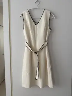 アイボリー ノースリーブ ひざ丈ワンピース