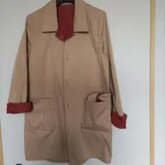 リバーシブルベージュと赤のトレンチコート