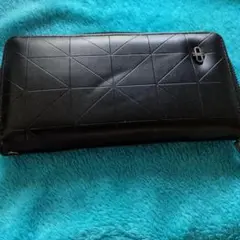 新品未使用の黒い長財布 ストラップ付きです