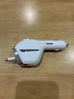 車内　iPhone 充電器
