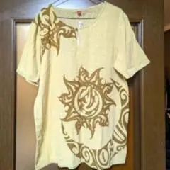 クリーム色 半袖Tシャツ 太陽の模様