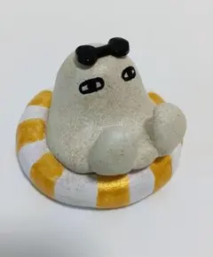 うきわにのるメジェド様の置物　ハンドメイド