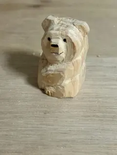 品良く座ってこっちを向いてるくまさん