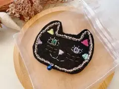 ビーズと刺繍の黒猫ブローチ