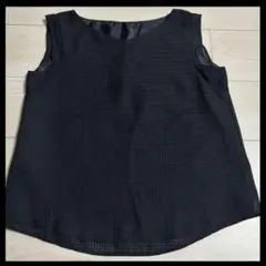 黒のノースリーブトップス