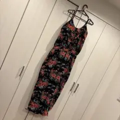 サロペットパンツ　薔薇柄　お洒落なシルエット