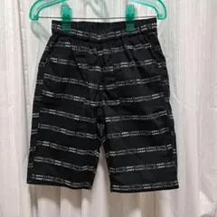 黒 テキストプリント 半ズボン