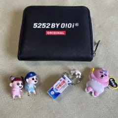 ５２５２BYO!OI 黒財布　キーホルダー　クレオンしんちゃん