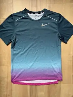 NIKE ナイキ　ランニング　Tシャツ　風車ロゴ
