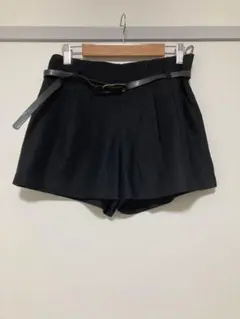 黒のショートパンツ ベルト付き