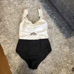 【最終値下げ】フリル付きワンピース水着 ホワイト・ブラック