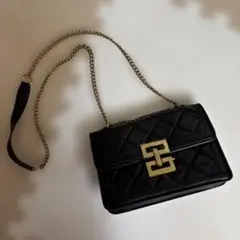 黒いキルティングショルダーバッグ