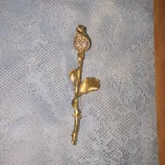 バラデザインの金色ブローチ
