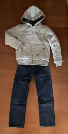 アルマーニの子供用、ダウンコートとジーンズのセットです。