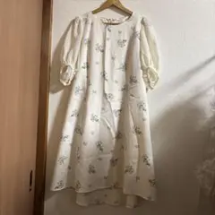 【お値下げしました】花柄パフスリーブ膝丈ワンピース