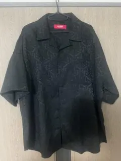ブラック　黒　模様入り　柄　半袖　シャツ　黒シャツ　柄シャツ