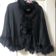 着丈55マントです。毛の部分は取り外しできません。衿留フック一つ。毛色は黒です。