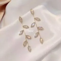 新品❀キラキラクリスタル リーフピアスゴールド
