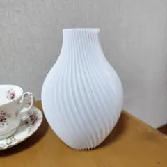 ホワイトリブデザイン花瓶