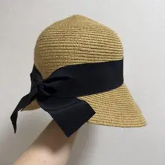 ベージュの麦わら帽子 黒リボン付き　57.5cm