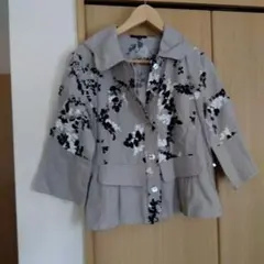 花柄テーラードジャケット ベージュ飾りポケット