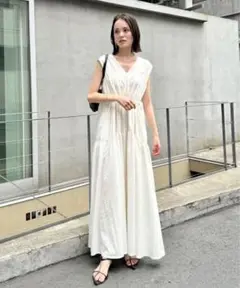 【新品タグ付き】ミスティック ドロストノースリワンピース オフホワイトサイズ1