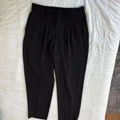 UNIQLO 黒のプリーツスラックス