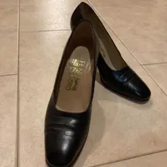 フェラガモ パンプス クロコ柄 黒 プラダ セリーヌ エルメス