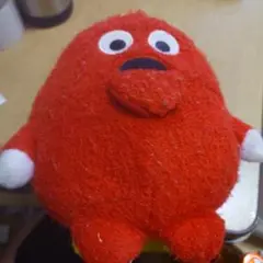 赤いキャラクター型ぬいぐるみリュック