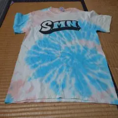 在庫処分品SMNロゴ入りタイダイTシャツ Sサイズ 青×ピンクの個性派デザイン