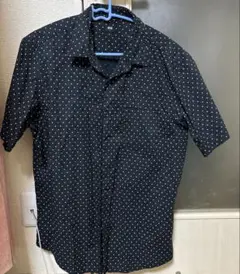 【8月まで・美品】UNIQLO 黒 水玉 半袖シャツ L