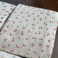 ぽこぽこダブルガーゼ　生地　1.5mカット　ホワイト　さくらんぼ