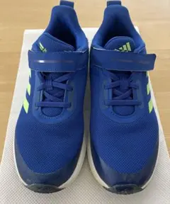 adidas 青 スニーカー ベルクロストラップ