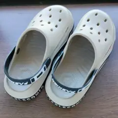 ベージュ クロッグサンダル 通気孔付き