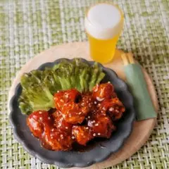 ミニチュアフード ヤンニョムチキンとキンキンに冷えたビール
